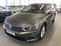 Mörkgrå Begagnad 2016 VW Passat GTE Kombi | 179 000 kr (Marknadspris)