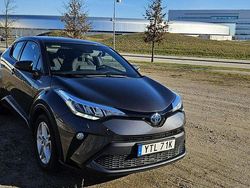 Grå Begagnad 2022 Toyota C-HR+ Active SUV | 195 000 kr (Marknadspris)