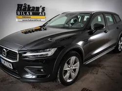 Svart Begagnad 2021 Volvo V60 CC Momentum Kombi | 389 500 kr (Dyr)