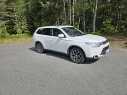 Vit Begagnad 2015 Mitsubishi Outlander SUV | 90 000 kr (Marknadspris)