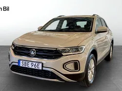 Grå (ascot grey) Begagnad 2023 VW T-Roc Life SUV | 234 900 kr (Marknadspris)