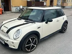 Vit Begagnad 2004 Mini Cooper S Halvkombi | 43 000 kr (Marknadspris)