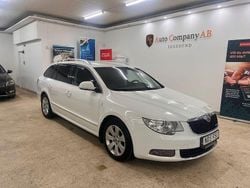 Vit Begagnad 2013 Skoda Superb Ambition Kombi | 64 900 kr (Marknadspris)