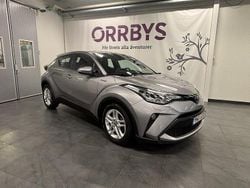 Mörkgrå Begagnad 2020 Toyota C-HR Active SUV | 209 500 kr (Marknadspris)