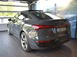 Grå (magnetgrå) Begagnad 2024 Audi Q8 Sportback e-tron S-Line SUV | 829 000 kr