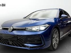 Blå Ny 2025 VW Passat Edition Kombi | 554 900 kr (Marknadspris)