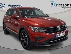 Mörkröd Begagnad 2023 VW Tiguan Life SUV | 329 000 kr (Marknadspris)