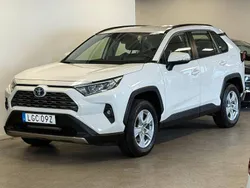Vit Begagnad 2022 Toyota RAV4 Hybrid Active SUV | 309 900 kr (Lite dyr)