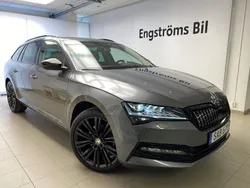 Grå (graphite grey metallic) Begagnad 2023 Skoda Superb Style Kombi | 399 000 kr (Marknadspris)