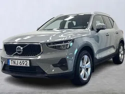Grå Begagnad 2023 Volvo XC40 Core SUV | 349 900 kr (Marknadspris)