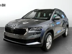 Grå (graphite grey metallic) Ny 2024 Skoda Karoq Selection SUV | 383 600 kr (Marknadspris)