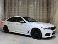Vit (vit metallic) Begagnad 2019 BMW 520 M Sport Sedan | 349 900 kr (Marknadspris)