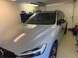 Grå Begagnad 2025 Volvo XC60 Plus SUV | 600 000 kr (Marknadspris)