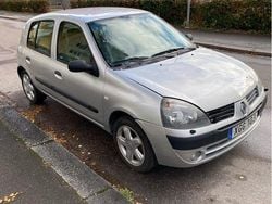 Grå Begagnad 2006 Renault Clio R.S. Authentique Halvkombi | 19 500 kr (Marknadspris)
