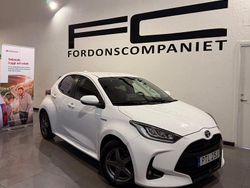 Vit Begagnad 2021 Toyota Yaris Hybrid Active Halvkombi | 169 900 kr (Marknadspris)