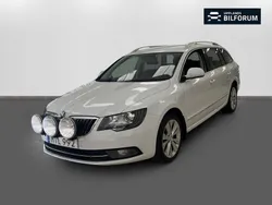 Vit Begagnad 2015 Skoda Superb Elegance Kombi | 139 000 kr (Marknadspris)