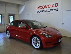 Röd (rödmet) Begagnad 2021 Tesla Model 3 Sedan | 219 900 kr
