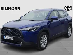 Mörkblå (blå) Begagnad 2023 Toyota Corolla Cross Active SUV | 369 900 kr (Marknadspris)