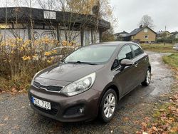 Grå Begagnad 2013 Kia Rio Halvkombi | 35 000 kr