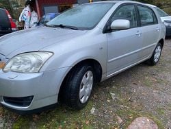 Silver Begagnad 2006 Toyota Corolla Halvkombi | 25 000 kr (Marknadspris)