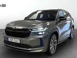 Grå (graphite grey metallic) Begagnad 2024 Skoda Kodiaq SportLine SUV | 519 900 kr (Dyr)