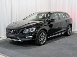 Svart Begagnad 2017 Volvo V60 CC Standard Kombi | 189 900 kr (Dyr)