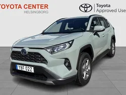 Grön Begagnad 2022 Toyota RAV4 Hybrid Active SUV | 364 900 kr (Marknadspris)