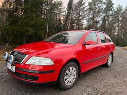 Röd Begagnad 2005 Skoda Octavia Kombi | 33 000 kr (Lite dyr)