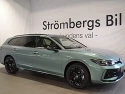 Mörkgrå Ny 2024 VW Passat R-line Kombi | 559 000 kr (Marknadspris)