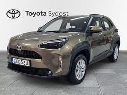 Grön (oxide bronze metallic) Begagnad 2025 Toyota Yaris Hybrid Active SUV | 295 000 kr (Marknadspris)