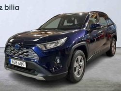 Blå Begagnad 2024 Toyota RAV4 Hybrid SUV | 384 500 kr (Superpris)