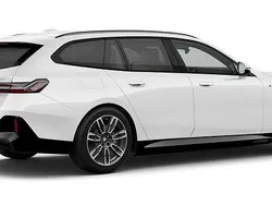 Vit Ny 2025 BMW 530e Comfort Edition Kombi | 749 500 kr (Marknadspris)