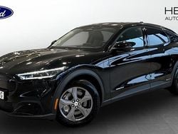 Svart (black) Begagnad 2022 Ford Mustang Mach-E SUV | 334 900 kr (Marknadspris)