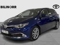 Mörkblå Begagnad 2015 Toyota Auris Hybrid Executive Halvkombi | 139 900 kr (Marknadspris)