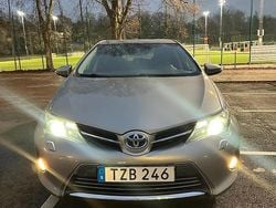 Begagnad 2014 Toyota Auris Hybrid Halvkombi | 139 000 kr (Marknadspris)