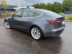Grå Begagnad 2019 Tesla Model 3 Long Range Sedan | 228 000 kr (Marknadspris)