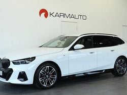 Vit Begagnad 2024 BMW 520 M Sport Kombi | 594 900 kr (Marknadspris)