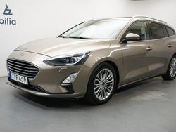 Grå Begagnad 2018 Ford Focus Titanium Kombi | 179 900 kr (Marknadspris)