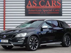 Svart Begagnad 2016 Volvo V60 CC Summum Kombi | 179 000 kr (Marknadspris)