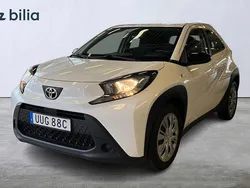 Vit Begagnad 2022 Toyota Aygo Play Halvkombi | 159 900 kr (Marknadspris)