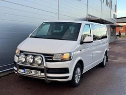 Vit Begagnad 2017 VW Caravelle Comfortline Minibuss | 319 000 kr (Marknadspris)