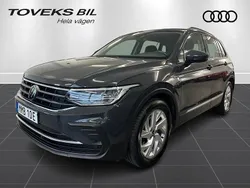 Grå Begagnad 2022 VW Tiguan Life SUV | 294 900 kr (Marknadspris)