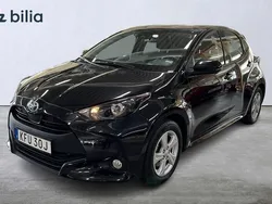 Svart Begagnad 2022 Toyota Yaris Hybrid Halvkombi | 219 000 kr (Marknadspris)