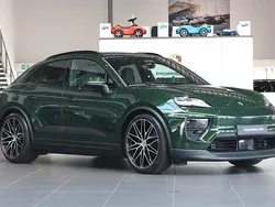 Mörkgrön Ny 2025 Porsche Macan 4 Electric SUV | 1 208 800 kr