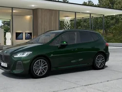 Grön Begagnad 2024 BMW 230e Active Tourer M Sport Minibuss | 589 500 kr