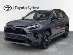 Mörkgrå (dark grey metallic) Ny 2025 Toyota RAV4 Hybrid Sport SUV | 532 400 kr (Marknadspris)