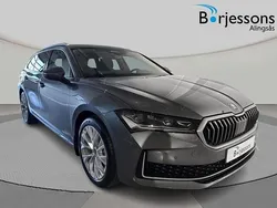 Grå Ny 2025 Skoda Superb Selection Kombi | 490 300 kr (Marknadspris)
