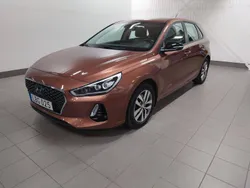 Flerfärgad Begagnad 2017 Hyundai i30 Comfort Halvkombi | 178 900 kr (Marknadspris)
