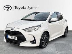 Vit Begagnad 2022 Toyota Yaris Hybrid Active Halvkombi | 209 900 kr (Marknadspris)