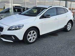 Vit Begagnad 2016 Volvo V40 CC Momentum Kombi | 119 900 kr (Marknadspris)